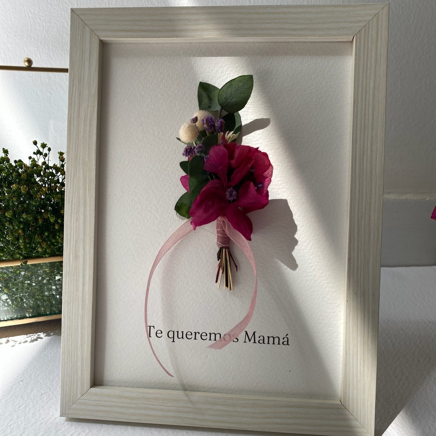 Cadre avec bouquet stabilisé et message personnalisé