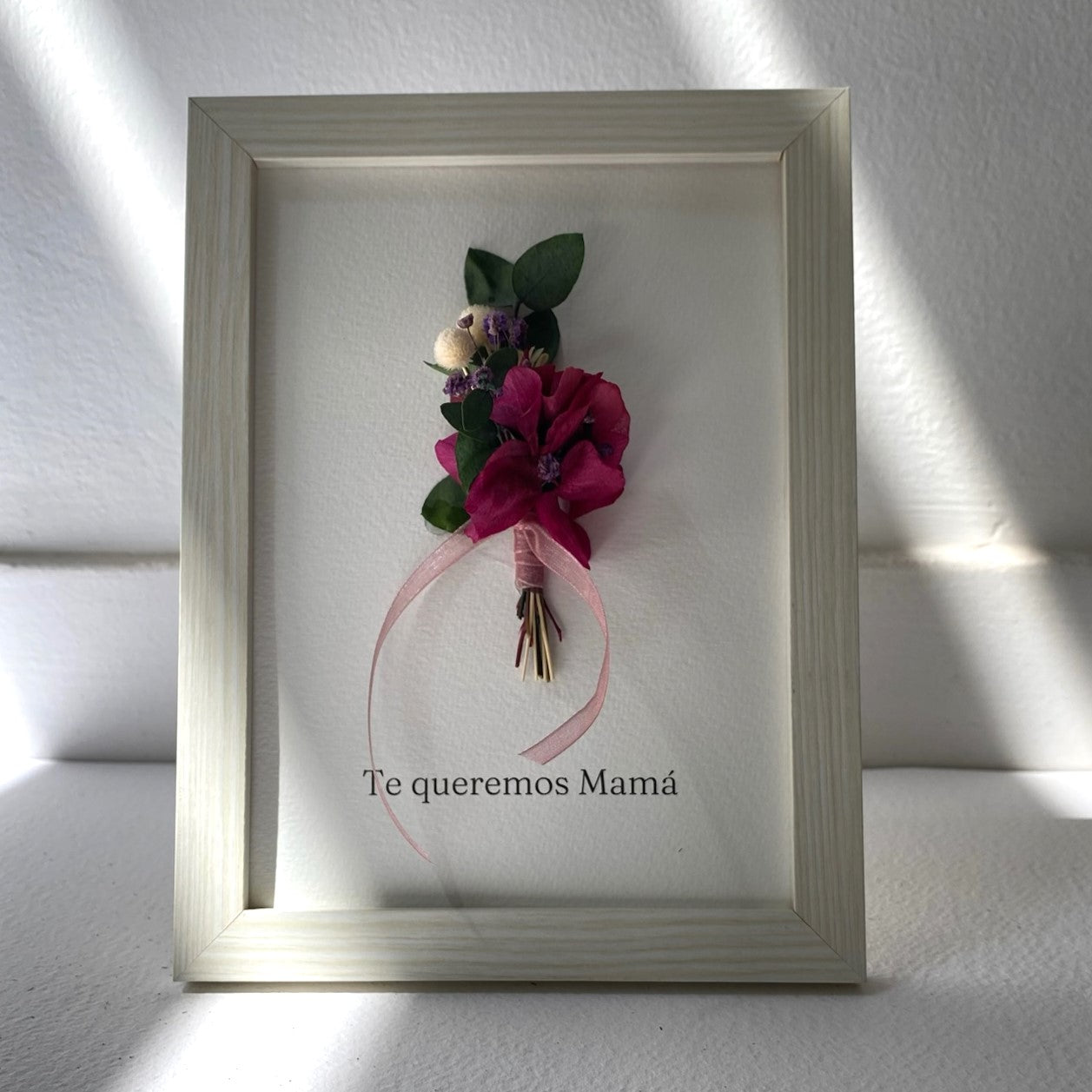 Cadre avec bouquet stabilisé et message personnalisé