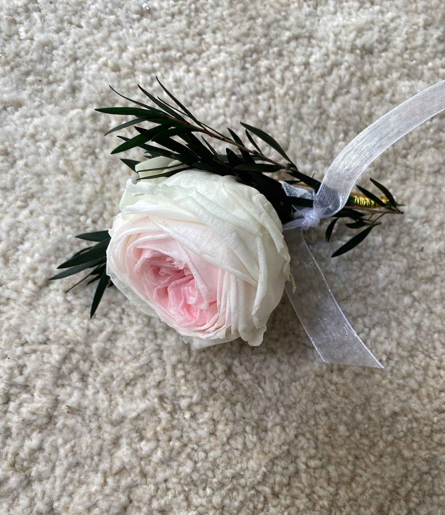 Boutonnière de mariée romantique